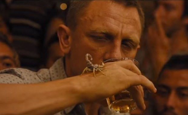 Bond powinien już dwa razy umrzeć. Od alkoholu...