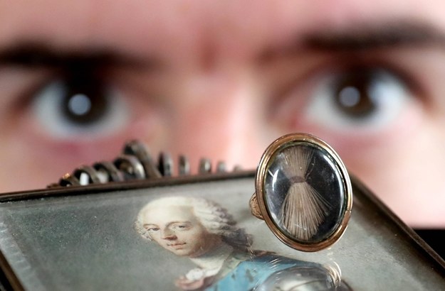 Bonnie Prince Charlie. Miniatura jego portretu wraz z oprawionym w złoto pierścieniem z załączonym kosmykiem włosów księcia /	Andrew Miligan /PAP