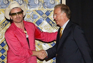 Bono często spotyka się z politykami (na zdjęciu z prezydentem Portugalii Jorge Sampaio) /AFP