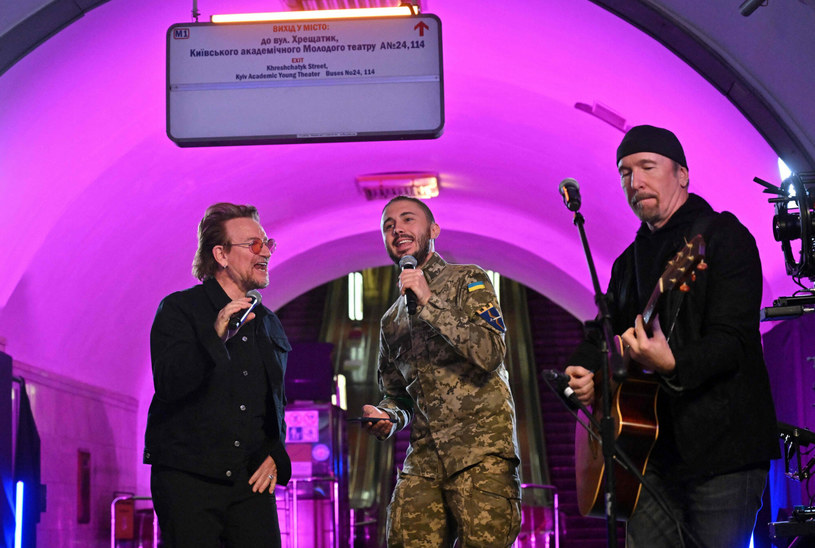 Bono dał koncert w kijowskim metrze /SERGEI SUPINSKY/AFP/East News /East News