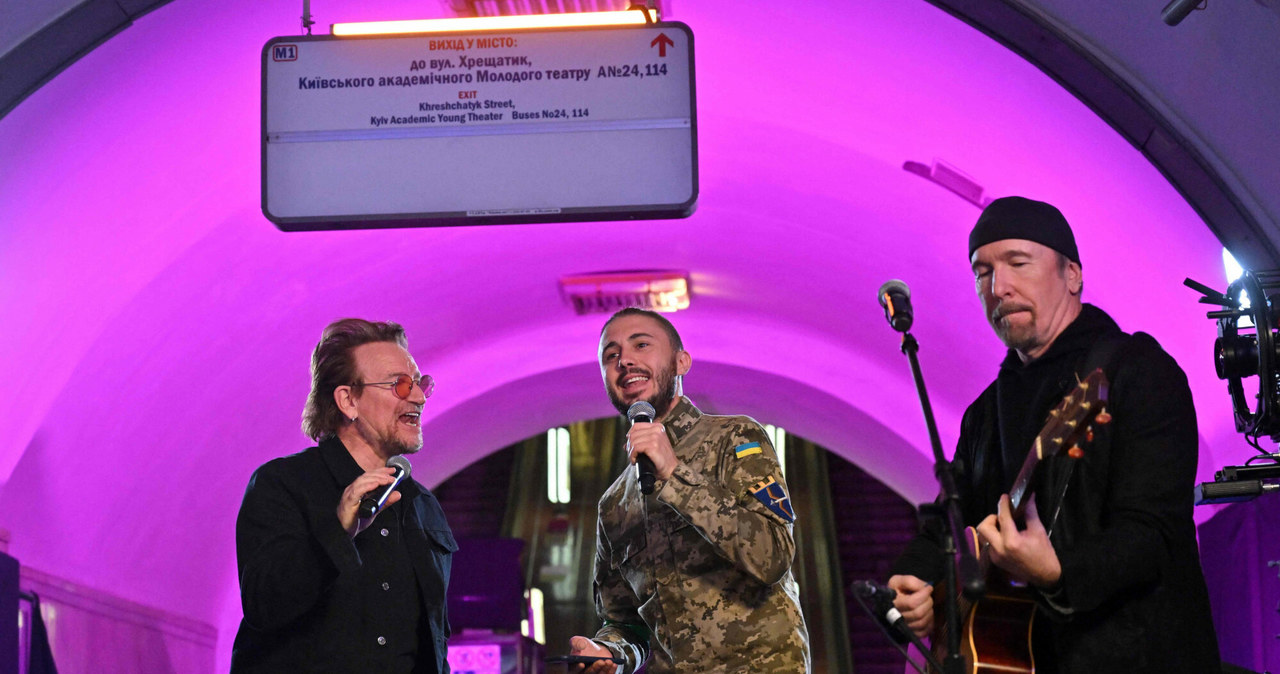 Bono dał koncert w kijowskim metrze /SERGEI SUPINSKY/AFP/East News /East News