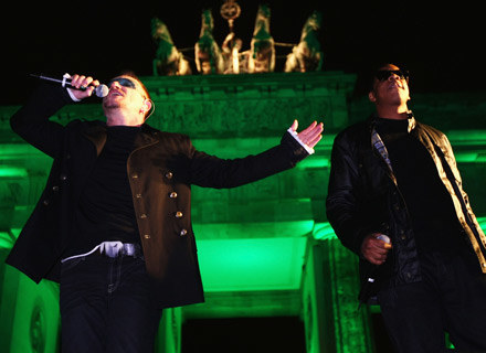 Bono i Jay-Z pod Bramą Brandenburską w Berlinie - fot. Sean Gallup /Getty Images/Flash Press Media