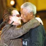 Bono i Nelson Mandela podczas koncertu "46664" w 2003 roku /AFP