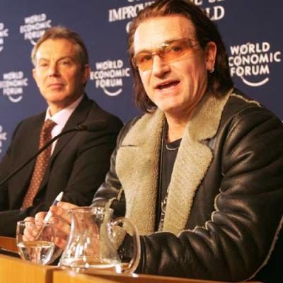 Bono, lider U2 oraz Tony Blair, premier Wielkiej Brytanii podczas jednej z debat na Forum w Davos /AFP