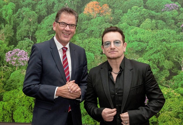 Bono na spotkaniu z niemieckim ministrem do spraw współpracy gospodarczej i rozwoju Gerdem Muellerem /PAUL ZINKEN  /PAP/EPA