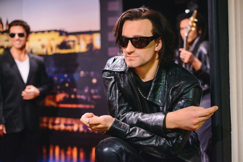 Bono nawet w młodości nosił ciemne okulary. Teraz wiemy, dlaczego /123RF/PICSEL