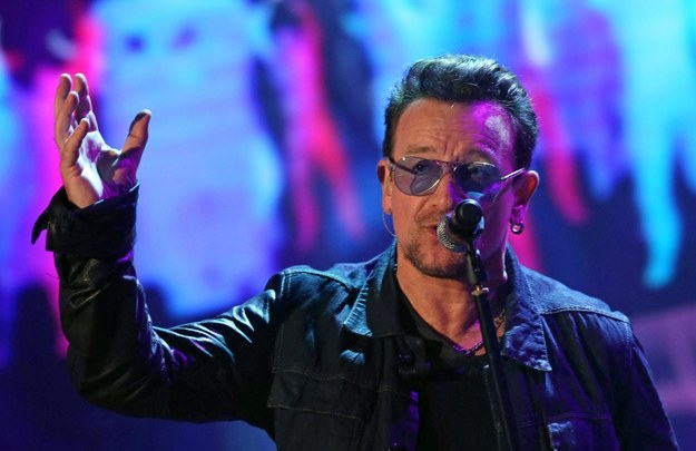 Bono nosi okulary nawet na scenie / 	TV PRESS OFFICE / HANDOUT    /PAP/EPA