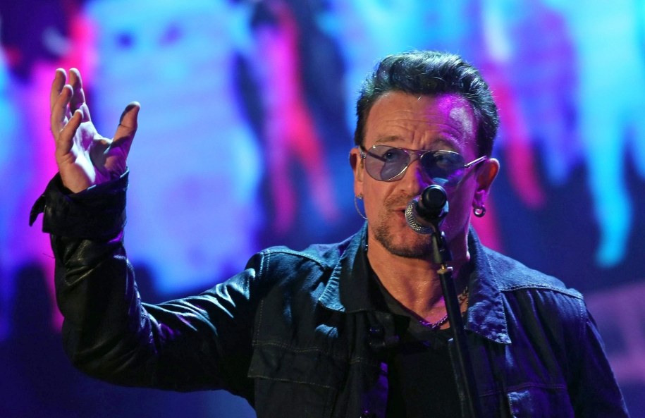 Bono nosi okulary nawet na scenie / 	TV PRESS OFFICE / HANDOUT    /PAP/EPA