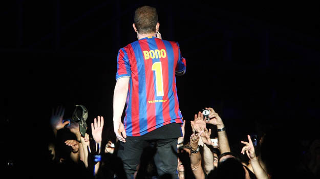 Bono podczas ubiegłorocznego koncertu w Barcelonie, inaugurującego trasę 360 Tour - fot. Dave Hogan /Getty Images/Flash Press Media