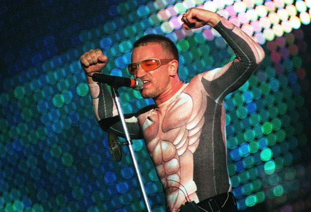 Bono pręży muskuły podczas trasy koncertowej "Pop Mart" w 1997 roku fot. Stewart Cook /Getty Images/Flash Press Media