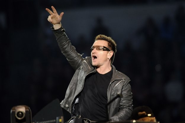 Bono świetnie radzi sobie na scenie i w świecie polityki /arch. AFP