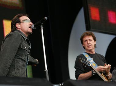Bono (U2) i Paul McCartney podczas Live 8 /AFP