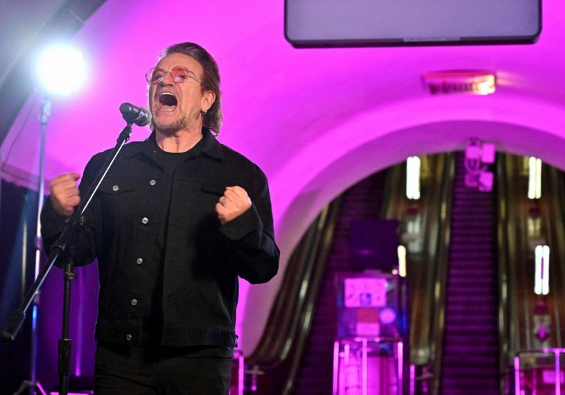 Bono z U2 w kijowskim metrze /SERGEI SUPINSKY/AFP/East News /East News