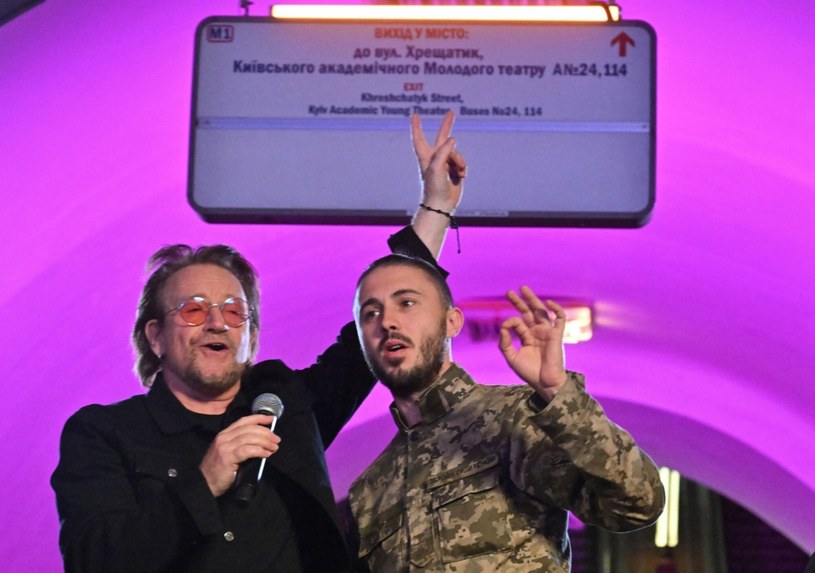 Bono z U2 w metrze w centrum Kijowa /SERGEI SUPINSKY/AFP/East News /East News