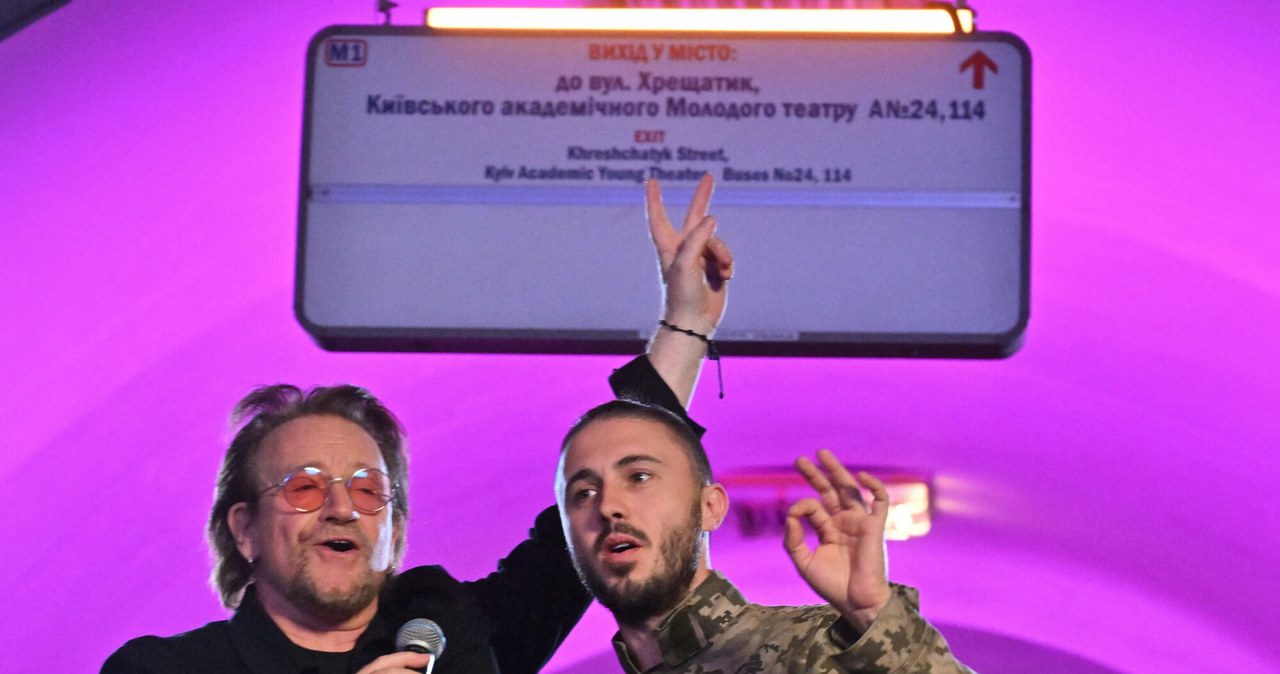 Bono z U2 w metrze w centrum Kijowa /SERGEI SUPINSKY/AFP/East News /East News