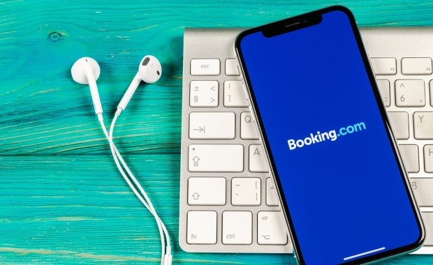 Booking.com pod ostrzałem. Pozwy i masowe zwolnienia