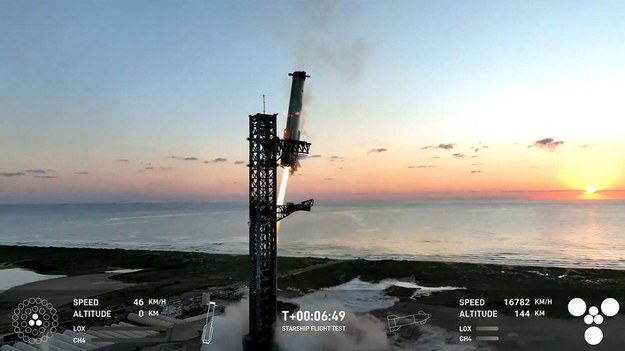 Booster Super Heavy powrócił na platformę startową w bazie kosmicznej Starship w pobliżu Boca Chica w Teksasie. Screen z transmisji SpaceX. /HANDOUT/AFP/East News /East News