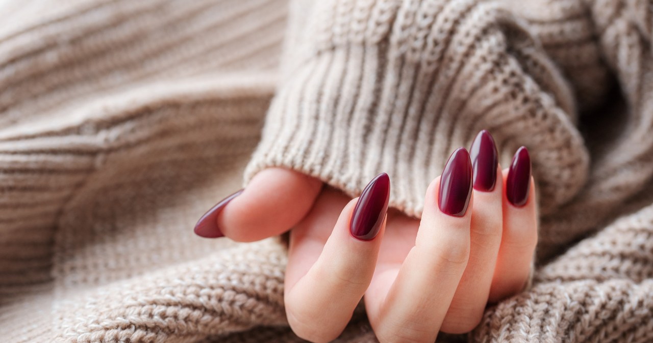 Bordowy manicure na święta /123RF/PICSEL
