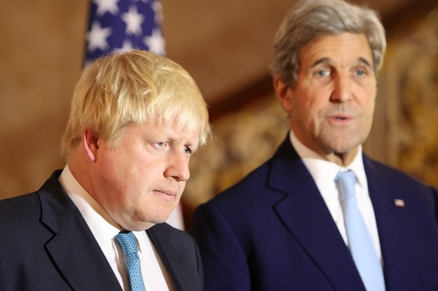 Boris Johnson i John Kerry /PAP/EPA/PATRICK TSUI / HANDOUT /PAP/EPA