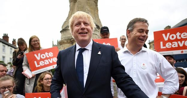 Boris Johnson (L), były burmistrz Londynu, wyprowadził królestwo z Unii Europejskiej /EPA