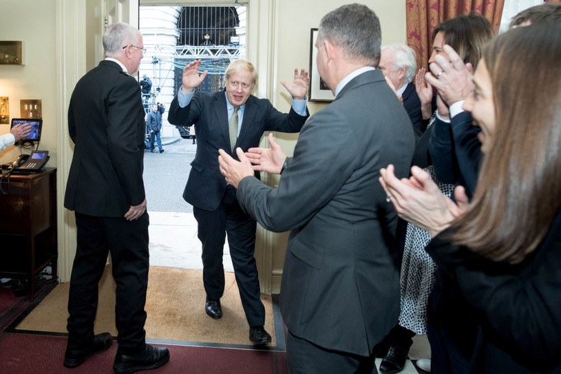 Boris Johnson na Downing Street po wygranych wyborach /AFP