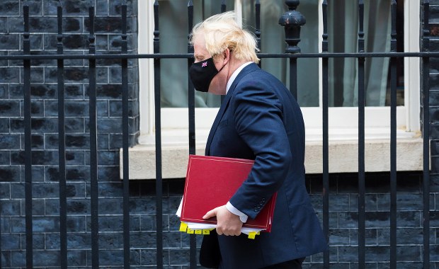 Boris Johnson nie chciał lockdownu. "Umierają tylko 80-latkowie"
