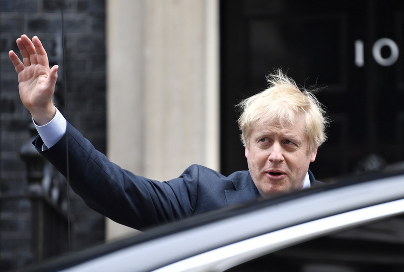 Boris Johnson opuszcza Downing Street 10, by udać się do pałacu Buckingham na spotkanie z królową. /NEIL HALL /PAP/EPA