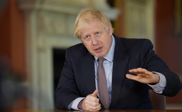 Boris Johnson przedstawił plan stopniowego znoszenia obostrzeń. "Podejmujemy pierwsze ostrożne kroki"