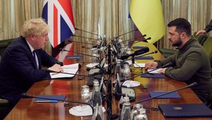 Boris Johnson: Przekażemy Ukrainie 120 pojazdów opancerzonych i pociski