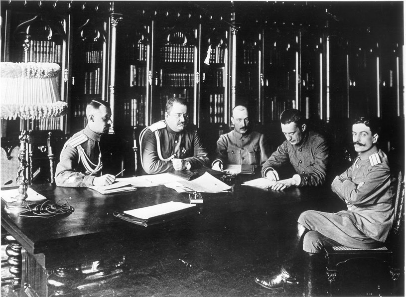 Boris Sawinkow *na środku) wraz z kierownictwem ministerstwa wojny Rosji /materiały prasowe