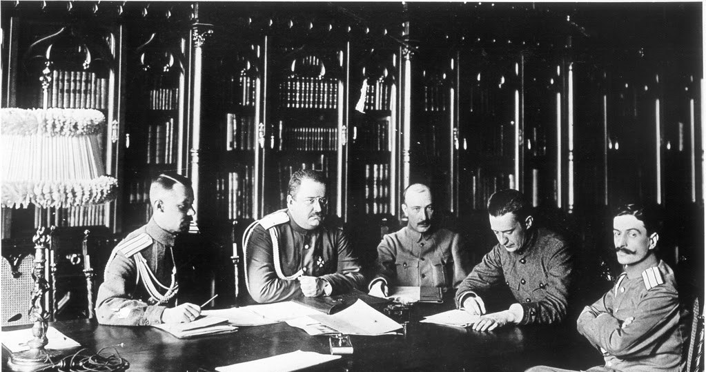 Boris Sawinkow *na środku) wraz z kierownictwem ministerstwa wojny Rosji /materiały prasowe