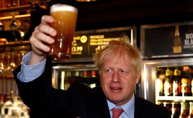 ​Borisa Johnsona pogrąży puszka piwa? Zaskakujące zdjęcia w rękach Scotland Yardu