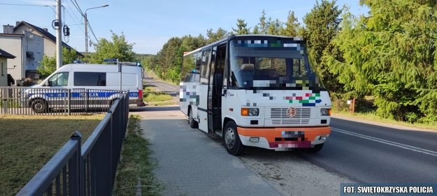 Borków. Kierowca busa jechał z piętnaściorgiem dzieci po alkoholu i bez uprawnień /KMP w Kielcach /Policja