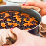Borówki przestaną opadać na dno ciasta. Wystarczy, że zastosujesz metodę babci