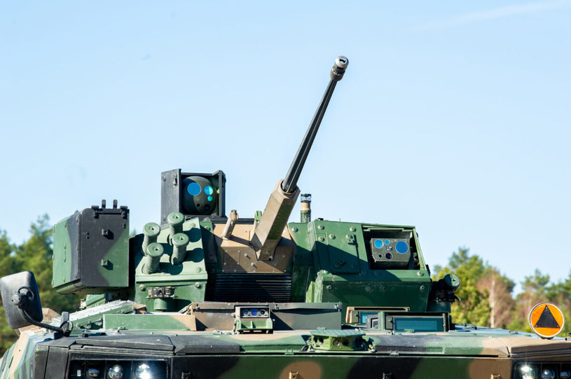 Borsuk uzbrojony jest w armatę kal. 30 mm. Wóz ma nowoczesną, bezzałogową wieżę /Informacja prasowa