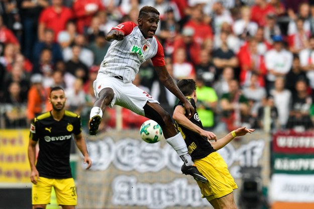 Borussia Dortmund wygrała na wyjeździe z FC Augsburg 2:1 /Daniel Kopatsch /PAP/EPA