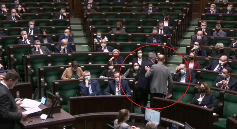 Borys Budka wychodzi z sali sejmowej z Bartłomiejem Sienkiewiczem /Sejm /materiał zewnętrzny