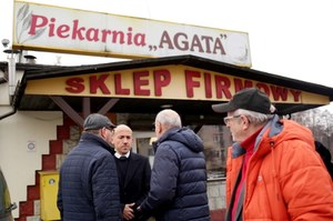 Borys Budka zorganizował konferencję przed piekarnią. "Tarcze nie działają"