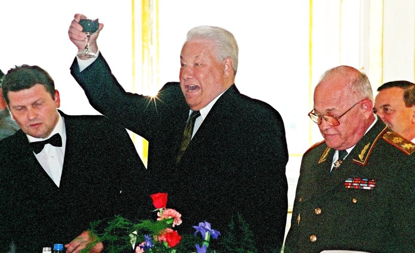 Borys Jelcyn na spotkaniu z wojskowymi wznosi toast, Moskwa 1999 / AP POOL /AFP