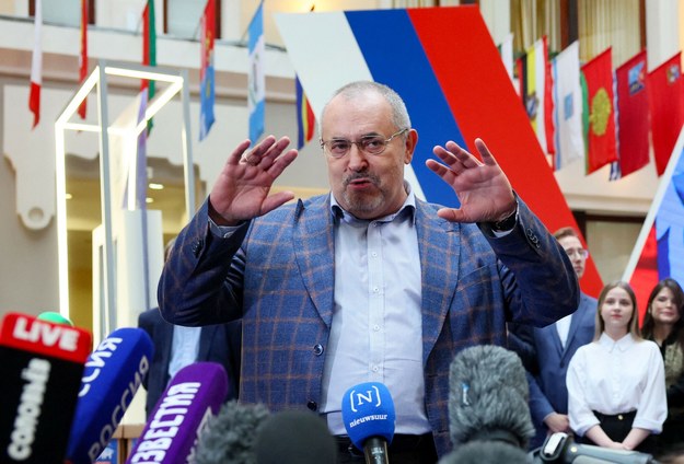 Borys Nadieżdin składa podpisy pod swoją kandydaturą w Centralnej Komisji Wyborczej w Moskwie /VERA SAVINA/AFP /East News