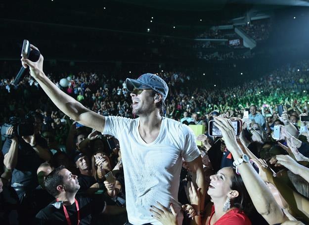"Boski" Enrique Iglesias w otoczeniu wiernych fanów - fot. Theo Wargo /Getty Images