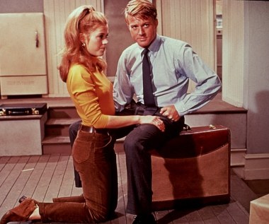 "Boso w parku" (1967) biegała Jane Fonda wspólnie z Robertem Redfordem w komedii obyczajowej Gene'a Saksa, gdzie wcielili się w nowożeńców próbujących ułożyć sobie życie w obskurnej norze na Greenwich Village. Fonda otrzymała rolę w tym filmie po tym, jak Natalie Wood zrezygnowała z angażu, by odpocząć od wyczerpującej kariery. Jej wysiłek doceniła Brytyjska Akademia Filmu i Telewizji, przyznając Fondzie nagrodę BAFTA dla najlepszej zagranicznej aktorki.