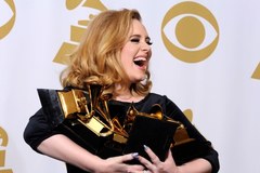 Bosonoga i odchudzona Adele triumfowała na Grammy