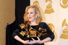 Bosonoga i odchudzona Adele triumfowała na Grammy