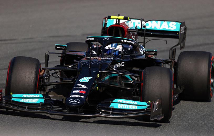 Bottas w Mercedesie osiąga dobre wyniki, ale pozostaje w cieniu Lewisa Hamiltona. Jak sobie poradzi w słabszym bolidzie? /Getty Images