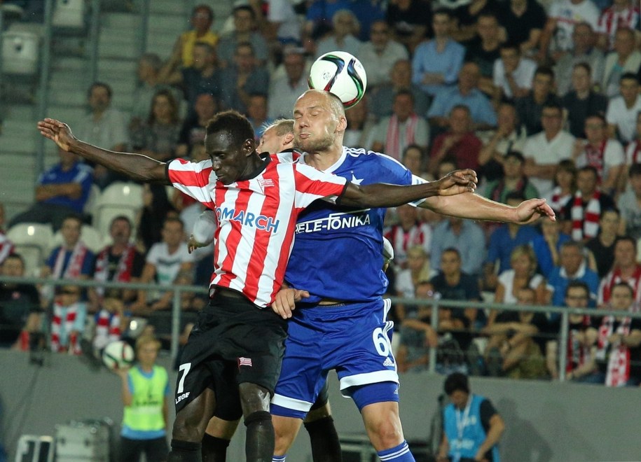 Boubacar Diabang (L) z Cracovii i Arkadiusz Głowacki (P) z Wisły podczas derbów Krakowa w piłkarskiej T-Mobile Ekstraklasie /Stanisław Rozpędzik /PAP