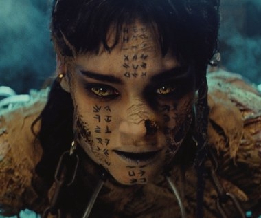 Boutella przyznaje, że to właśnie rodzaj empatii, którą poczuła wobec tej postaci, sprawił, że zgodziła się przyjąć rolę. – Byłoby zbyt prosto, gdybyśmy mieli do czynienia z po prostu złym człowiekiem, którego napędza wyłącznie nienawiść. Podobał mi się też pomysł Alexa Kurtzmana, by nie robić z Ahmanet potwora. Nawet jeśli, technicznie rzecz biorąc, jest potworem. Zależało nam na wydobyciu głębi psychologicznej tej postaci, chcieliśmy zrozumieć motywy, które popychały ją do czynienia zła. Dla mnie ona nie jest potworem, dla mnie jest kimś, kto próbował przetrwać. 