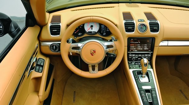 Boxster (zresztą podobnie jak 911) ma już typowy dla nowych aut marki Porsche kokpit z wysoką konsolą środkową. Jego wnętrze może być wykończone 13 rodzajami skórzanej tapicerki. /Motor