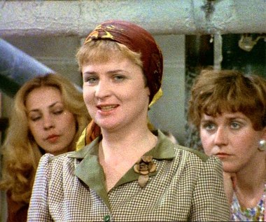 Bożenka (Stanisława Celińska) spod siódemki cytuje klasyków, lubi malarstwo i uważa, że Furman wygląda jak Gregory Peck. Mało kto wie jednak, że ma także... magiczne moce. Dowód? W odc. 9 zmienia długość włosów: na próbie chóru są krótkie, gdy dostaje kwiaty od docenta - długie, a podczas pożaru - znów krótkie.