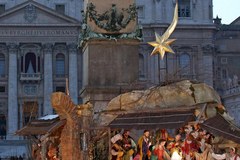 Bożonarodzeniowa szopka i światło pokoju na placu Św. Piotra